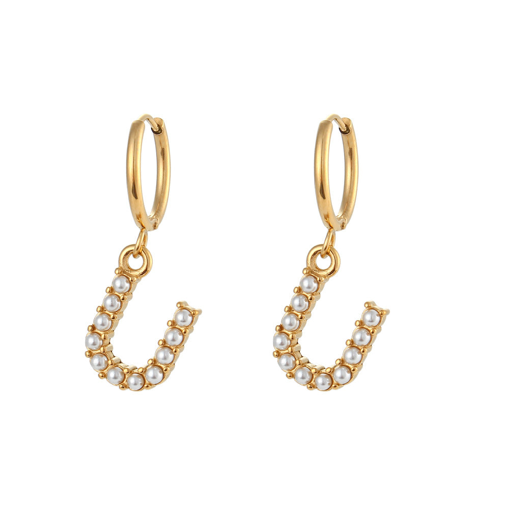 Orecchini a perno a forma di lettera dal design minimalista per donna in acciaio inossidabile con placcatura in oro 18 carati e dettagli in perle