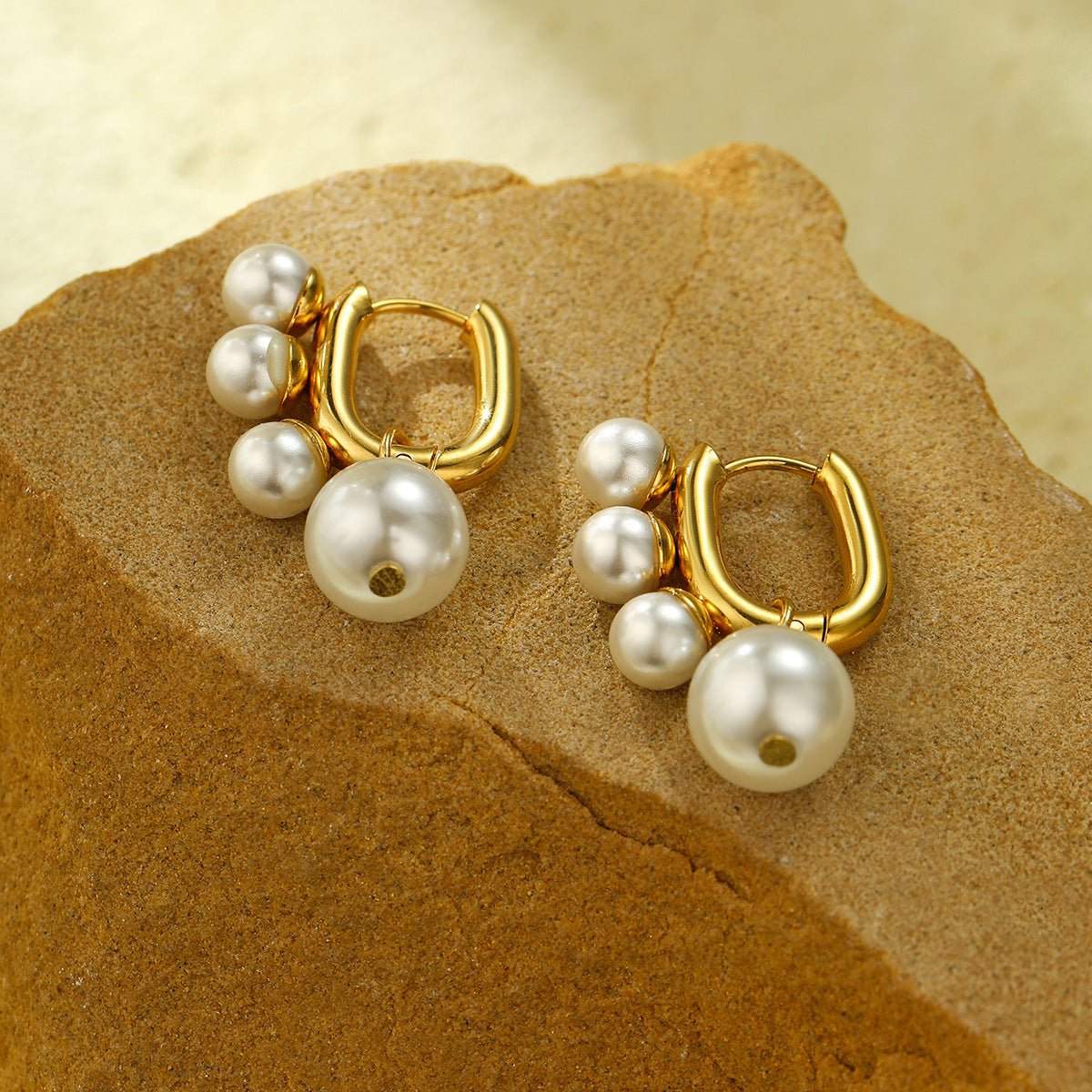 Pendientes Minimalistas de Perlas en Forma de U para Mujer de Acero Titanio con Acabado Chapado