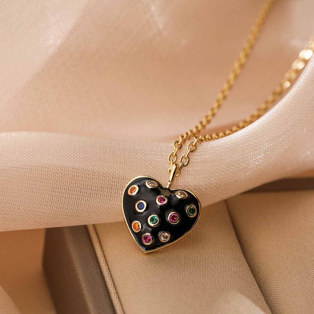 Collana da donna con ciondolo a forma di cuore in rame, stile bohémien, placcato oro e smaltato