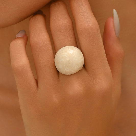 Anello aperto da donna in rame con smalto geometrico minimalista e motivo a cerchi e punti