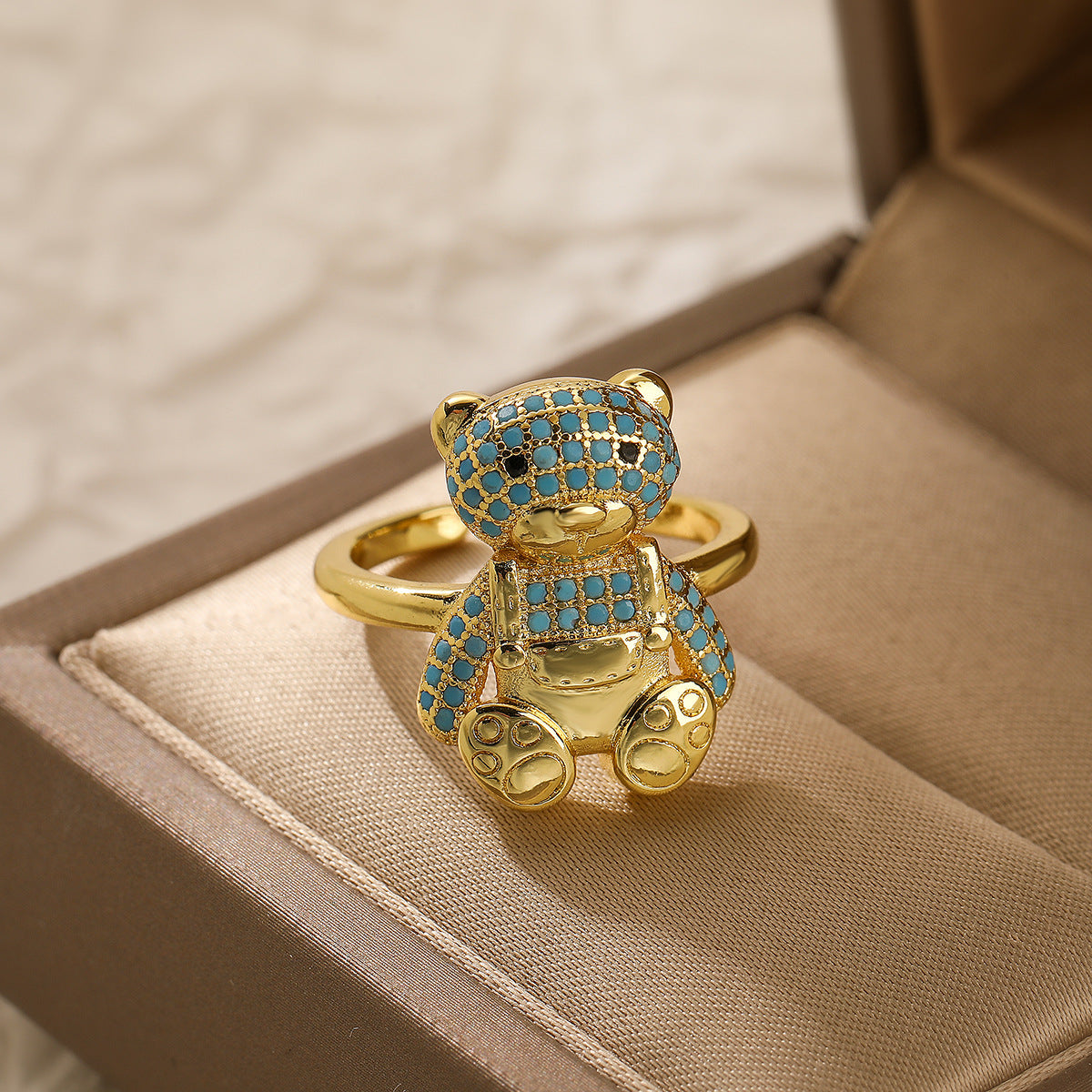 Anillo abierto minimalista en forma de oso para mujer, hecho de cobre con chapado en oro de 18 quilates e incrustaciones de circonita