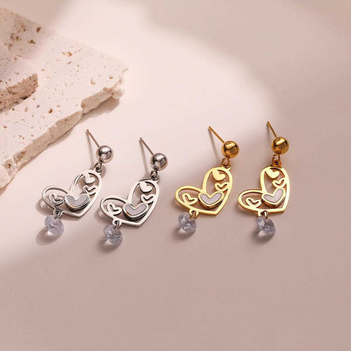 Orecchini minimalisti in acciaio al titanio a forma di cuore vuoto da donna con placcatura in vero oro, gioielli alla moda di lusso