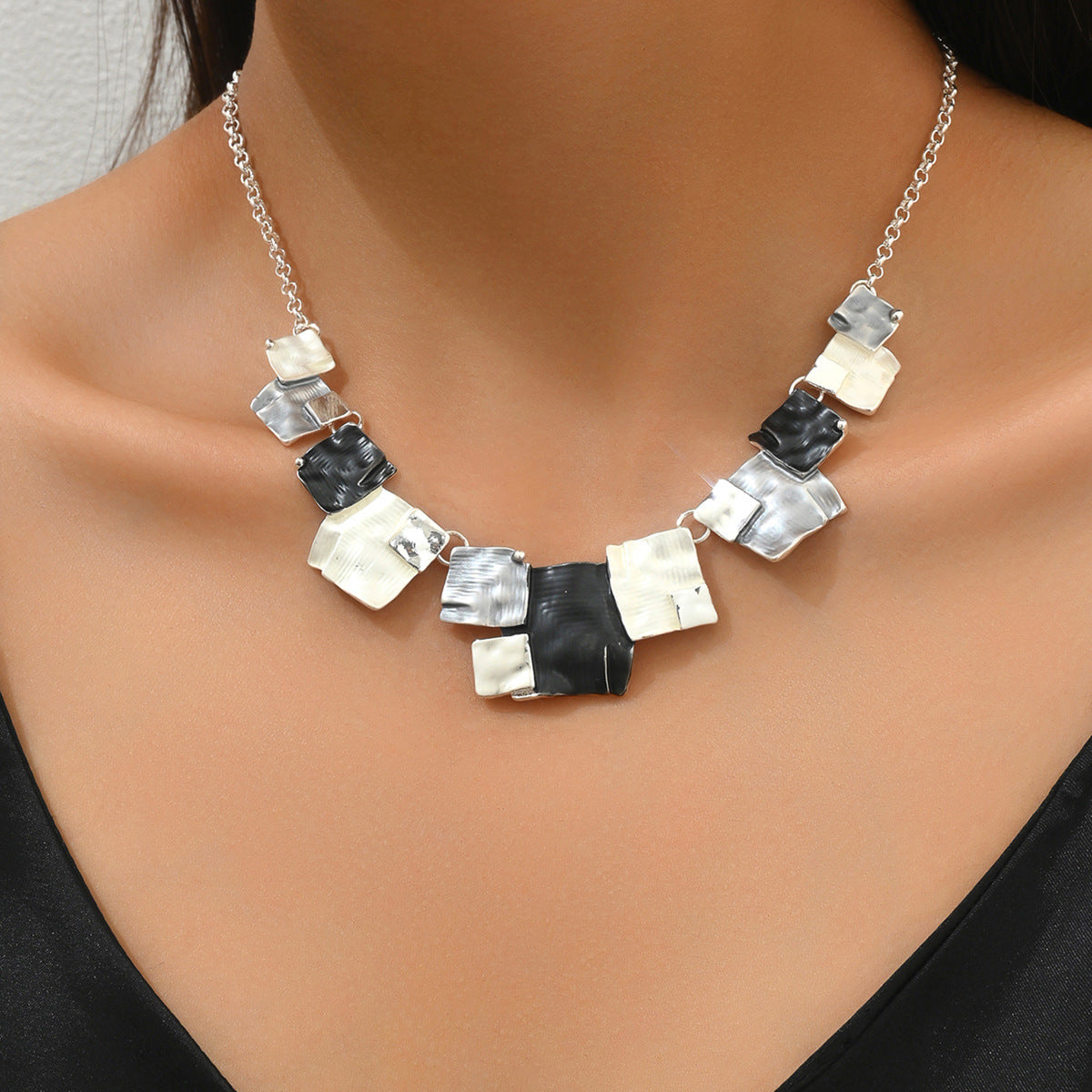 Collana con ciondolo quadrato in smalto geometrico colorato da donna con catena in lega in stile moderno minimalista