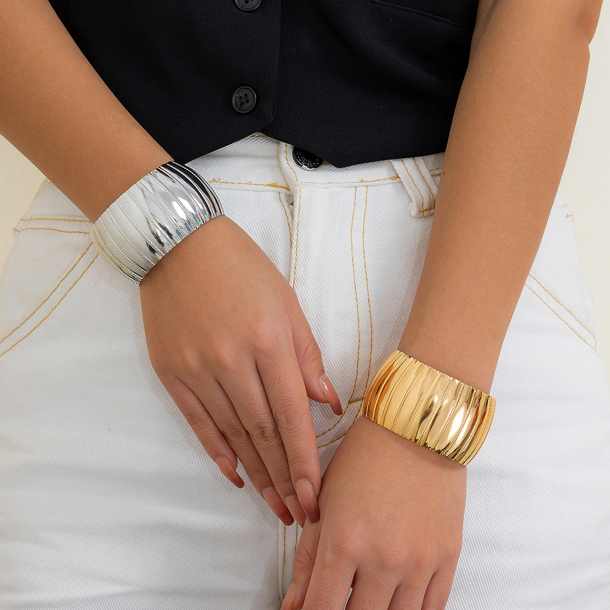 Pulsera ancha minimalista con textura de metal y diseño de serpiente para mujer con acabado galvanizado y diseño de anillo circular