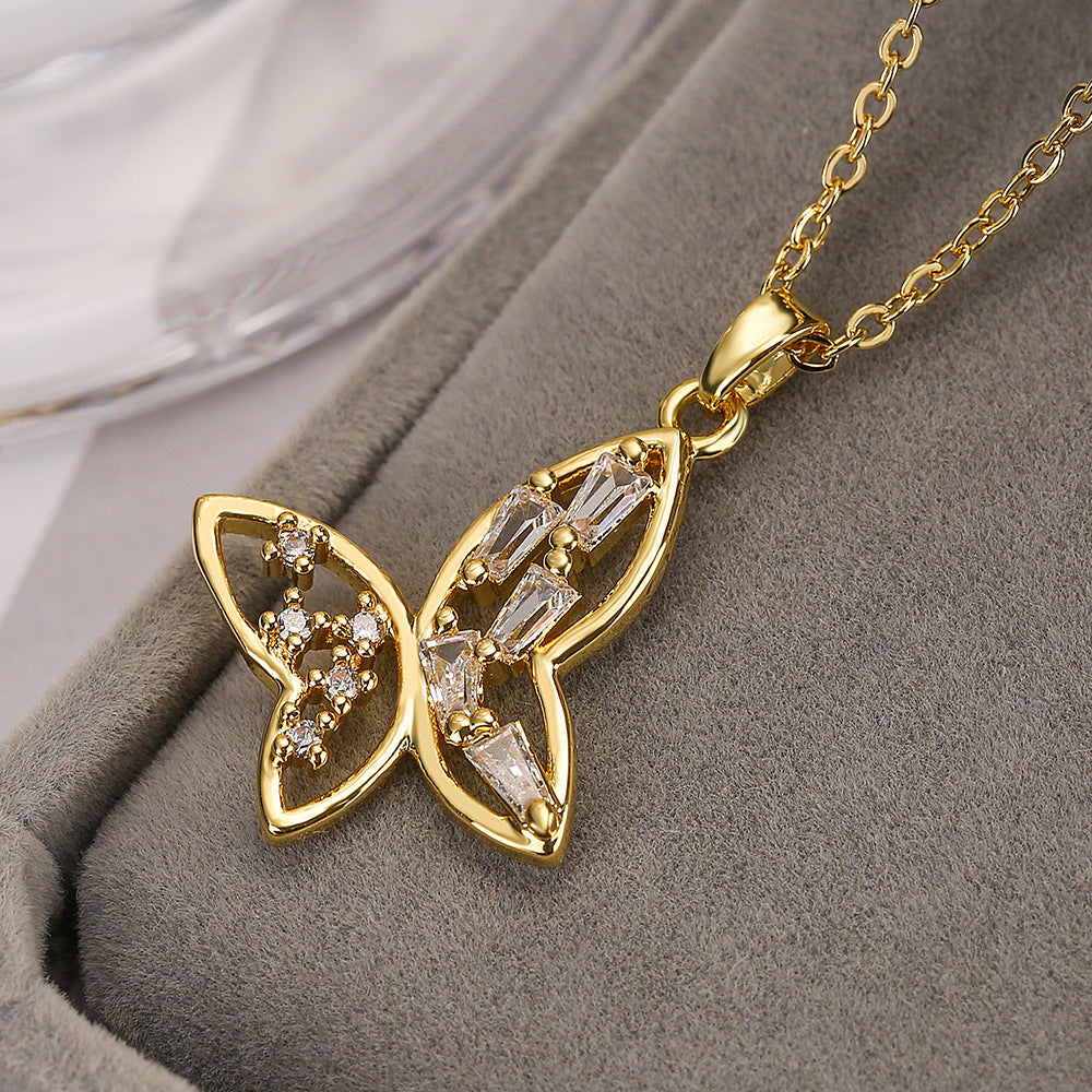 Collar con colgante de mariposa minimalista para mujer con cadena de cobre chapada en oro e incrustaciones de circonitas cúbicas