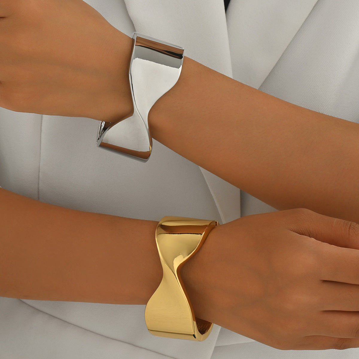 Pulsera geométrica minimalista para mujer de aleación de zinc con acabado pulido y superficie electrochapada