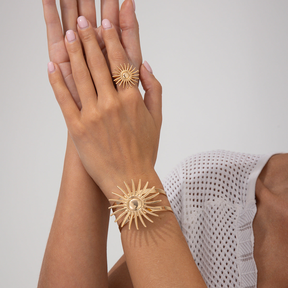 Pulsera de metal hueco con forma de sol de gran tamaño para mujer, con estilo étnico vintage y acabado galvanizado
