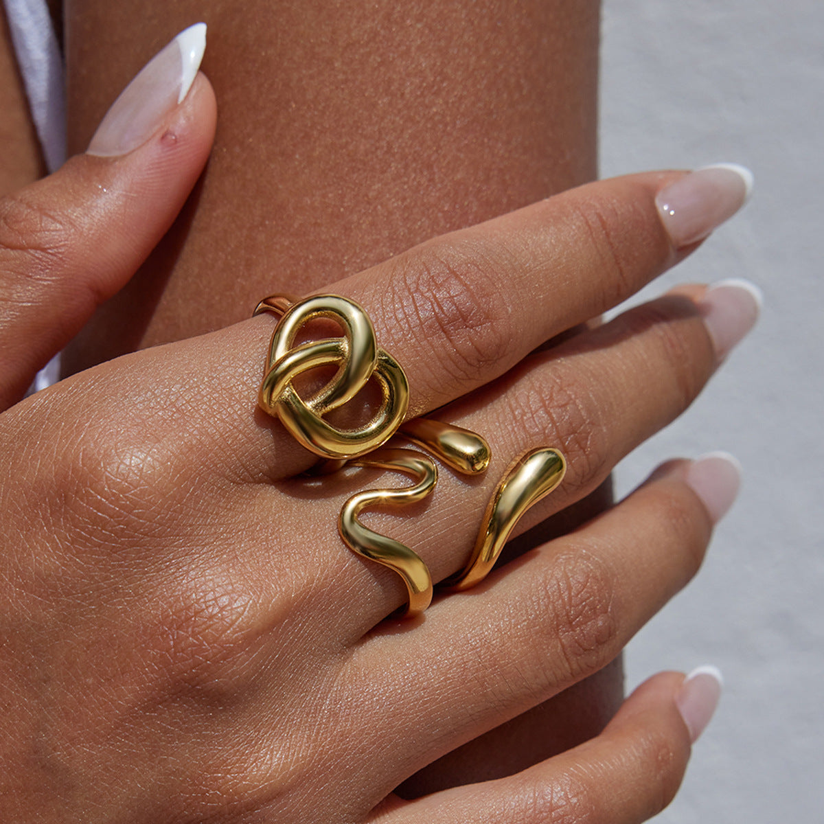 Anello Minimalista a Cuore in Acciaio al Titanio con Finitura Galvanizzata per Donna, Fascia alla Moda Leggera e Resistente allo Sbiadimento