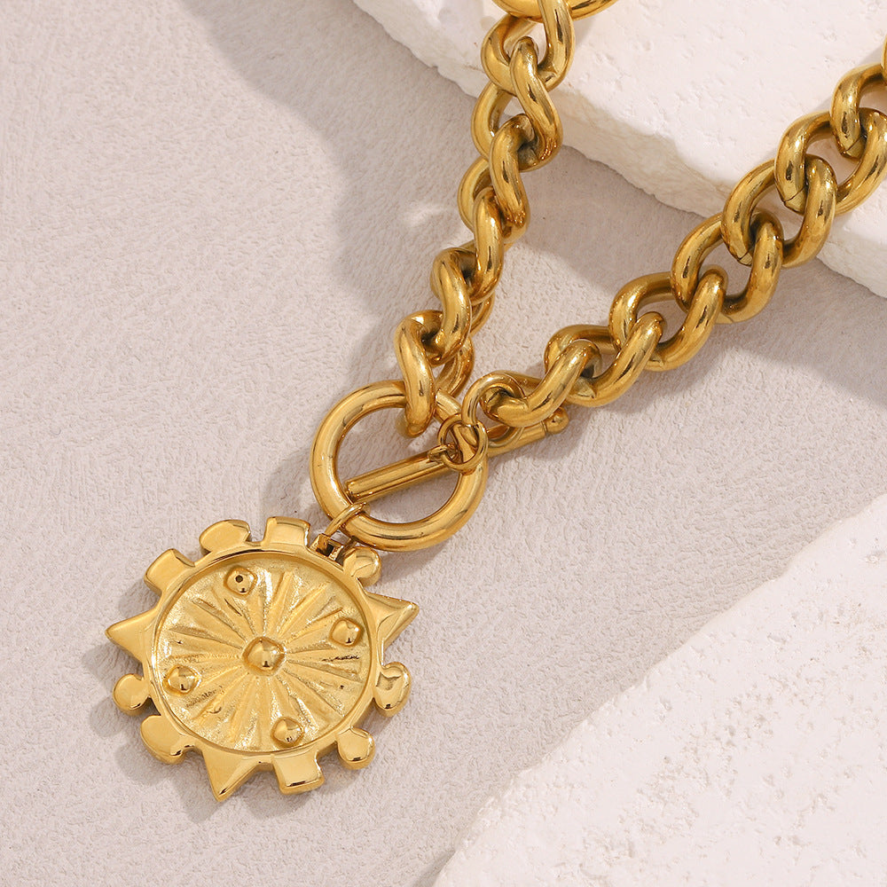 Collana con Pendente Bussola Geometrica di Tendenza in Acciaio Inossidabile con Placcatura Oro 18K per Donna