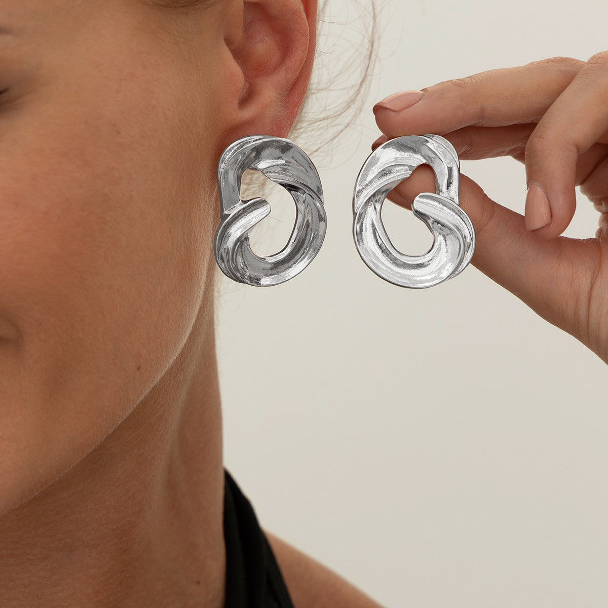 Pendientes de tuerca minimalistas geométricos con forma de anillo líquido para mujer, con aleación galvanizada y postes de acero inoxidable