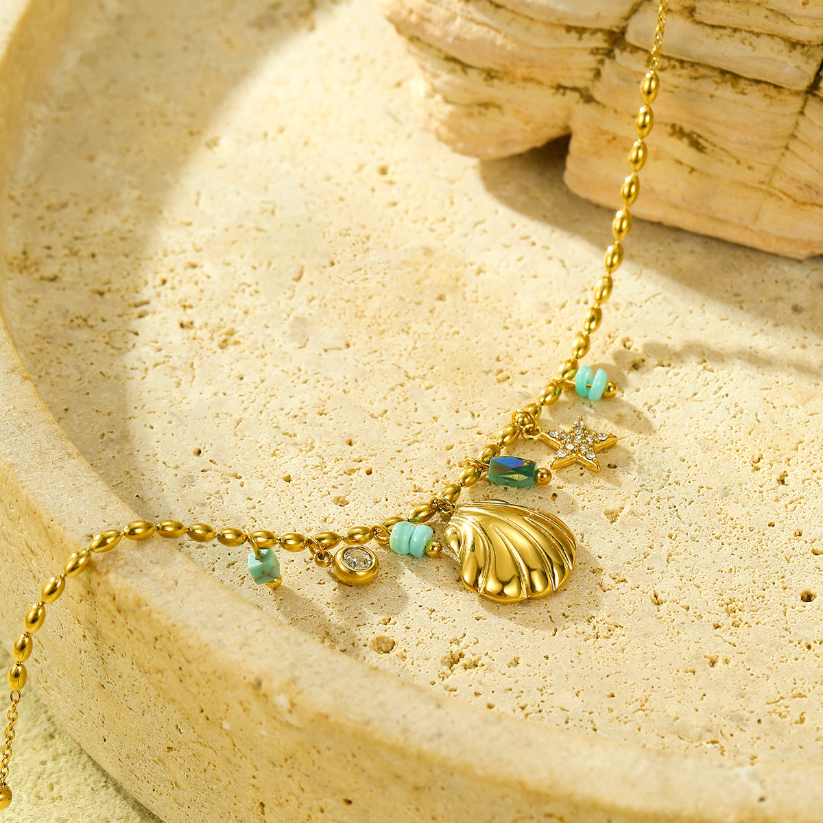 Collana con Pendente a Stella Marina e Conchiglia Ispirata all'Oceano, di Tendenza, in Acciaio Inossidabile con Placcatura in Oro 18K e Intarsio di Strass, da Donna
