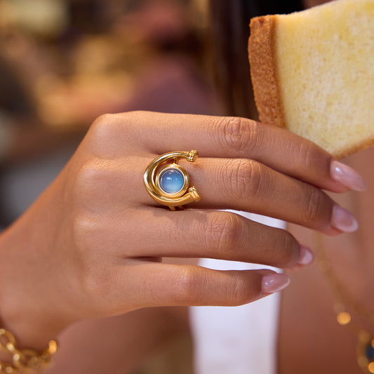 Anello a cavallo geometrico in resina con zoccolo in acciaio al titanio con finitura placcata per donne, gioielli di lusso a mano