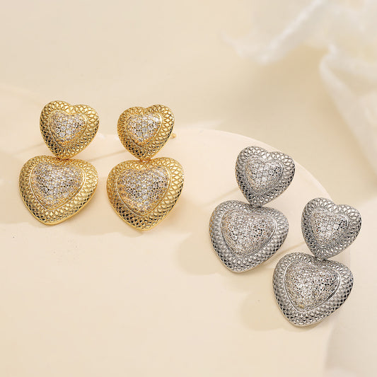 Aretes minimalistas de cobre en forma de corazón con baño de oro de 18 quilates y acentos de circonita para mujer