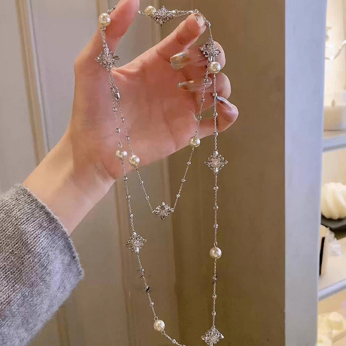 Collar de perlas con forma de flor y diamantes incrustados de diamantes de imitación elegantes vintage para mujer, cadena ligera para suéter con sensación de lujo prémium
