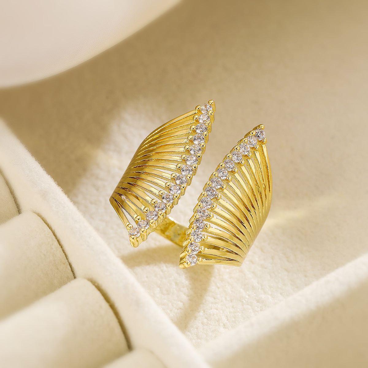 Anello aperto minimalista da donna in ottone, placcato oro, con intarsio di zirconi, dalla forma geometrica irregolare