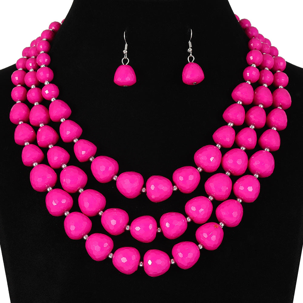 Conjunto étnico vintage de collar y pendientes de varias capas con cuentas y dijes de corazón en forma de campana con detalles de burbujas en resina plástica
