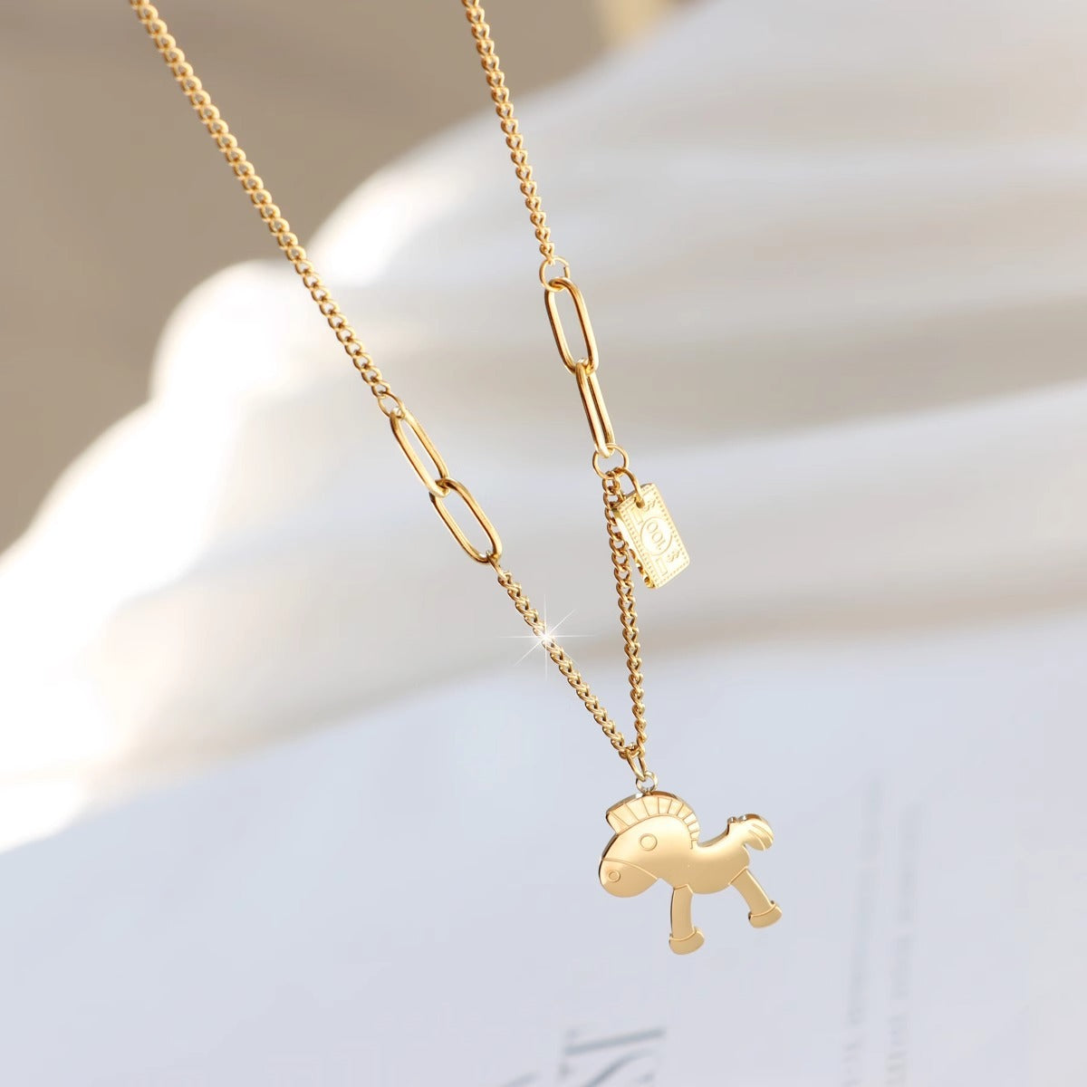 Original Design Animal Shape Titanium Steel Plated Clavicle Necklace for Women and Men with Lucky Horse Motif