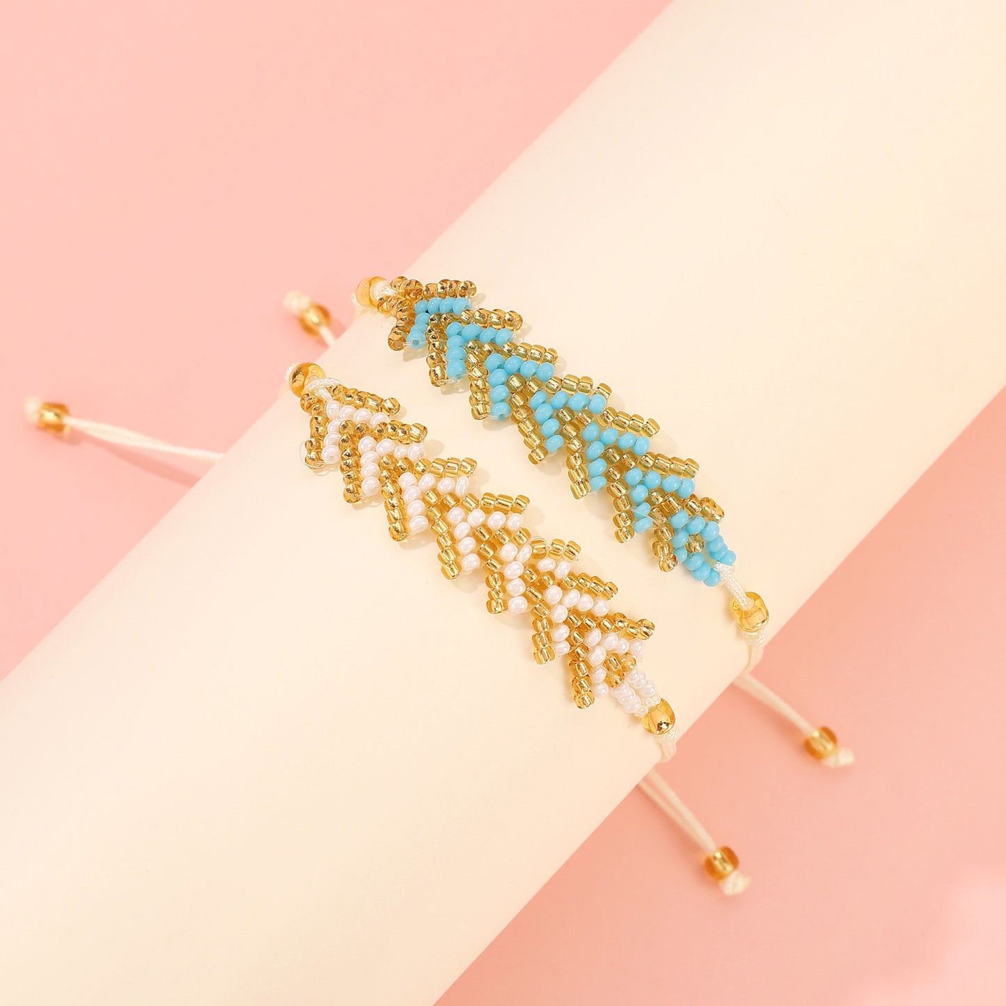 Bracciale Artigianale Bohemien Minimalista con Perline di Vetro a Forma di Freccia Geometrica