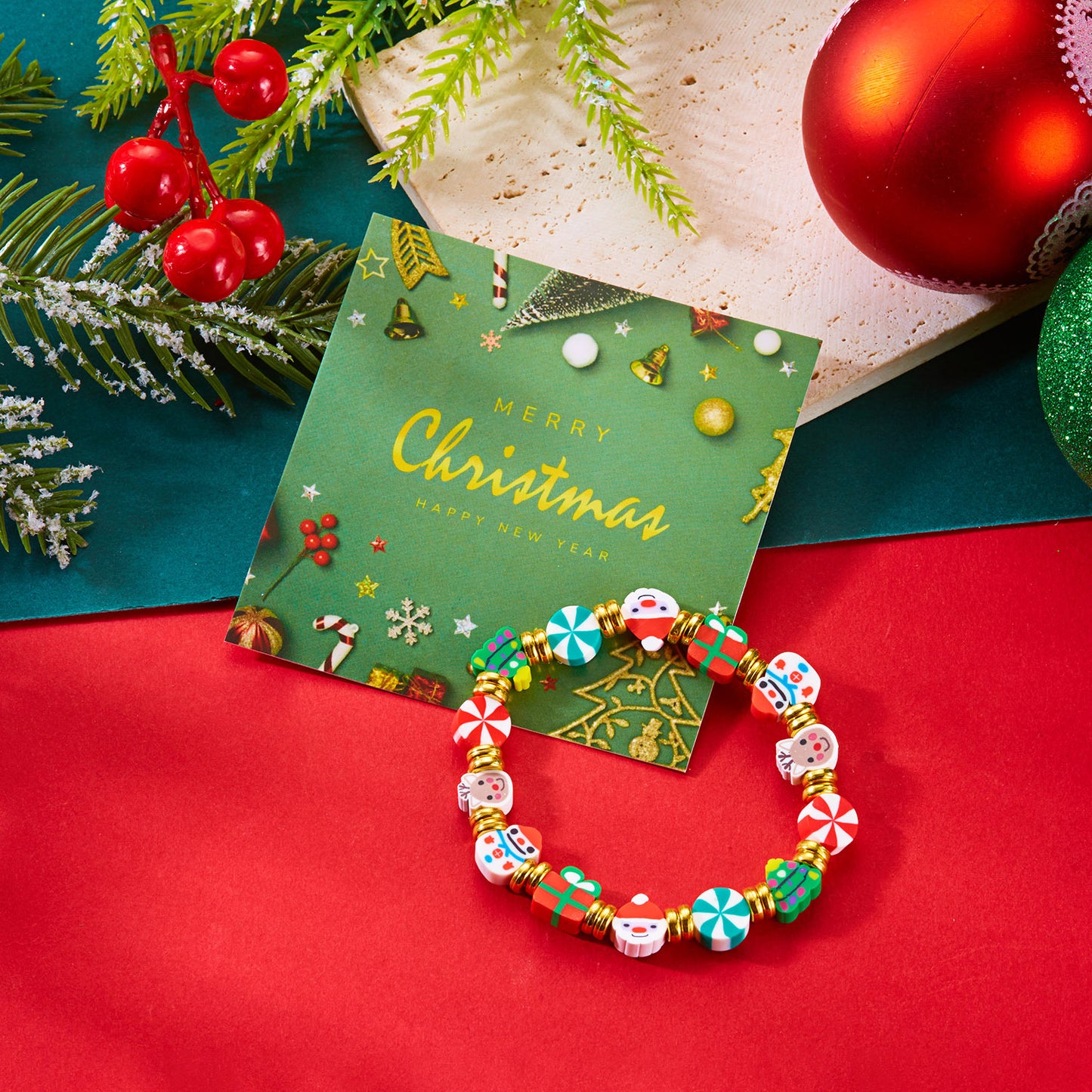 Braccialetto in argilla polimerica a tema natalizio con Babbo Natale, pupazzo di neve ed elementi festivi per un abbigliamento unisex alla moda