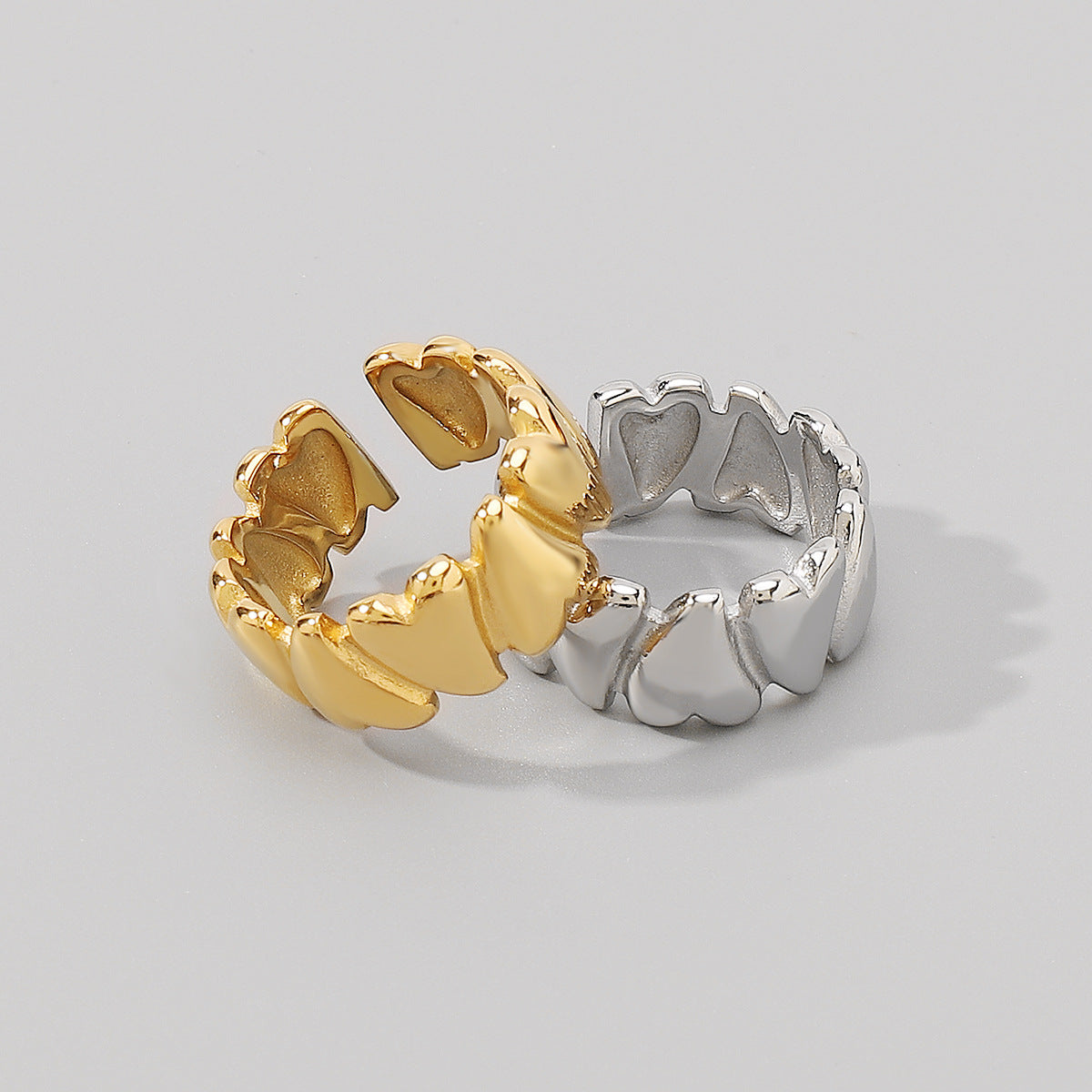 Anillo de acero inoxidable con forma de corazón irregular, dulce y atrevido, con acabado chapado para mujer