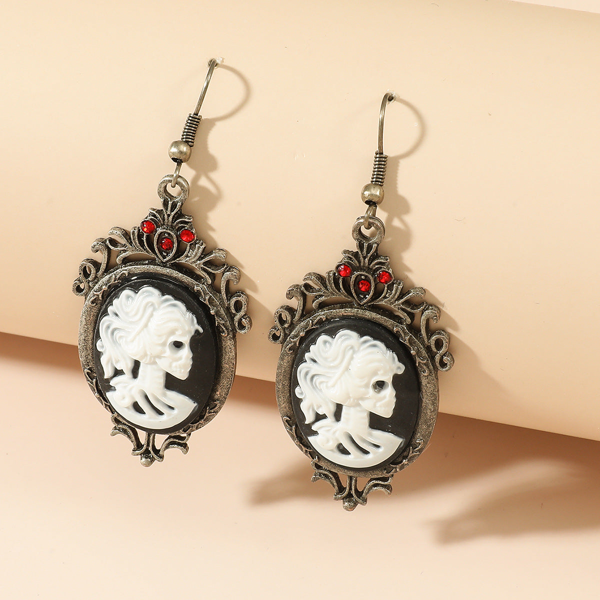 Pendientes góticos vintage de calavera con colgante en aleación con acabado galvanizado para mujer