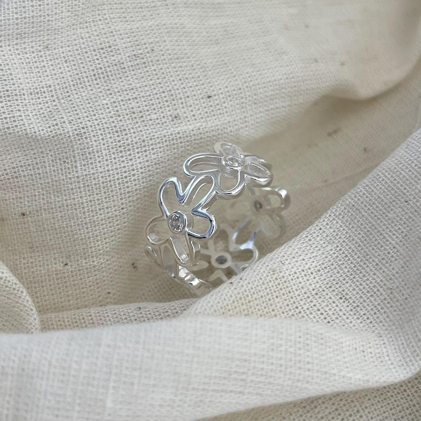 Anello minimalista a forma di cuore floreale in argento sterling 925 con intarsio in zircone e finitura lucida
