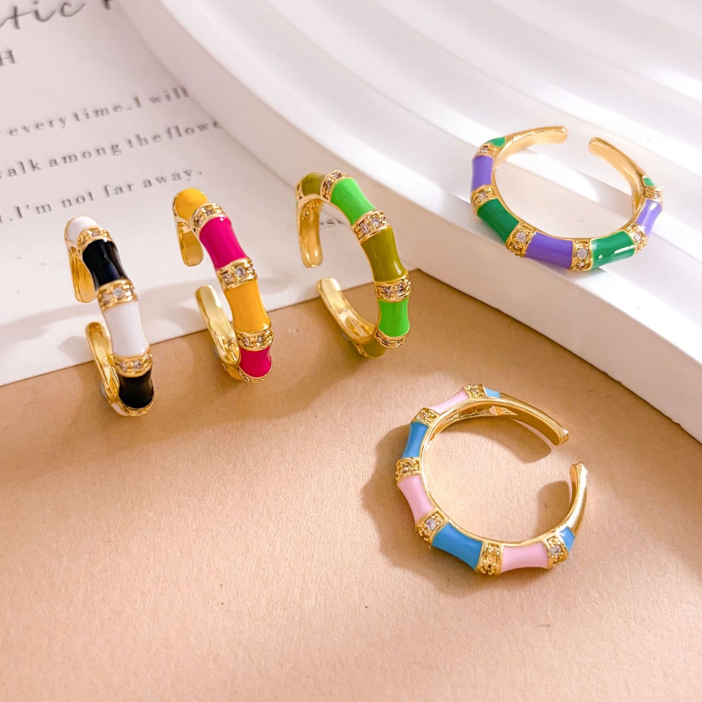 Anello da donna regolabile Sweet Luxury placcato oro con smalto design bambù