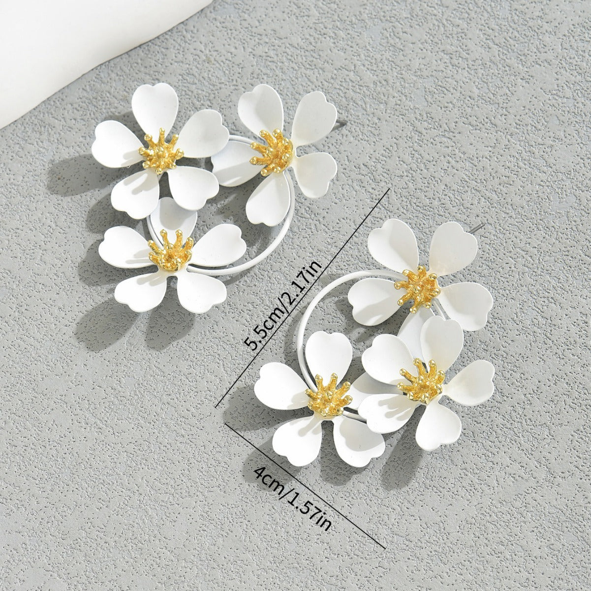 Orecchini a perno da donna eleganti e minimalisti con motivo floreale in acrilico, base in lega e finitura galvanizzata
