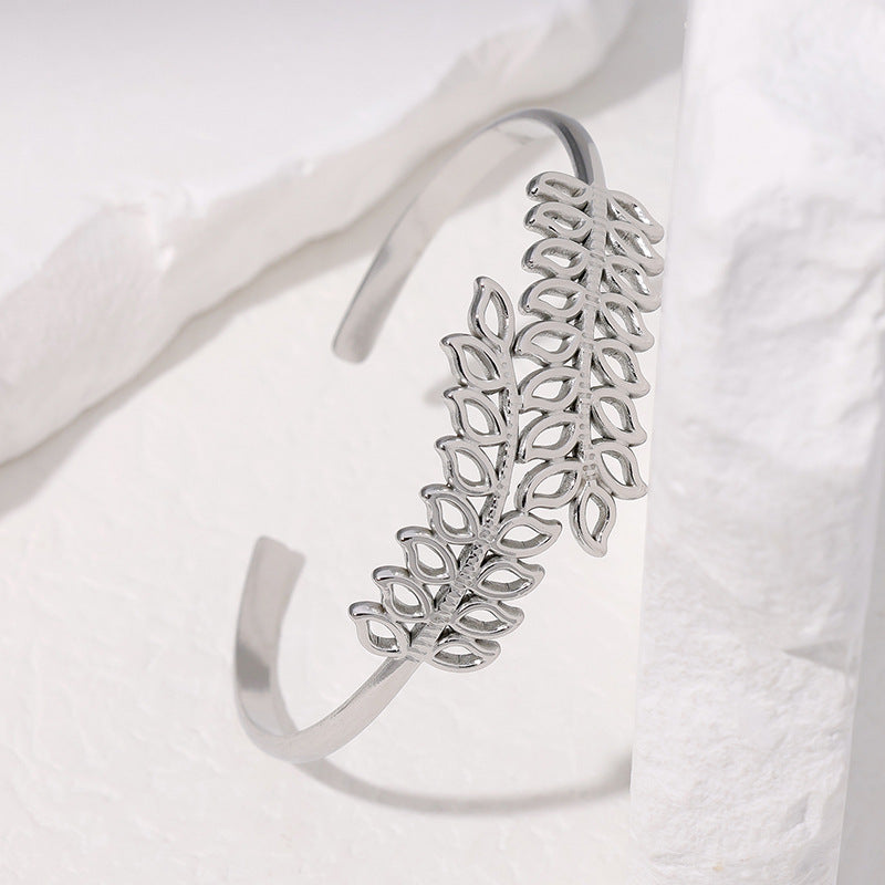 Bracciale da donna in acciaio inossidabile a forma di foglia minimalista con design a traforo e finitura placcata