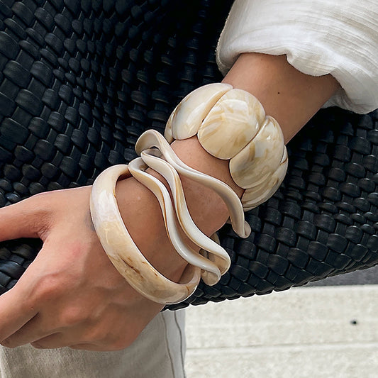 Pulsera de Acrílico Geométrica Ondulada Exagerada con Banda Elástica para Mujer