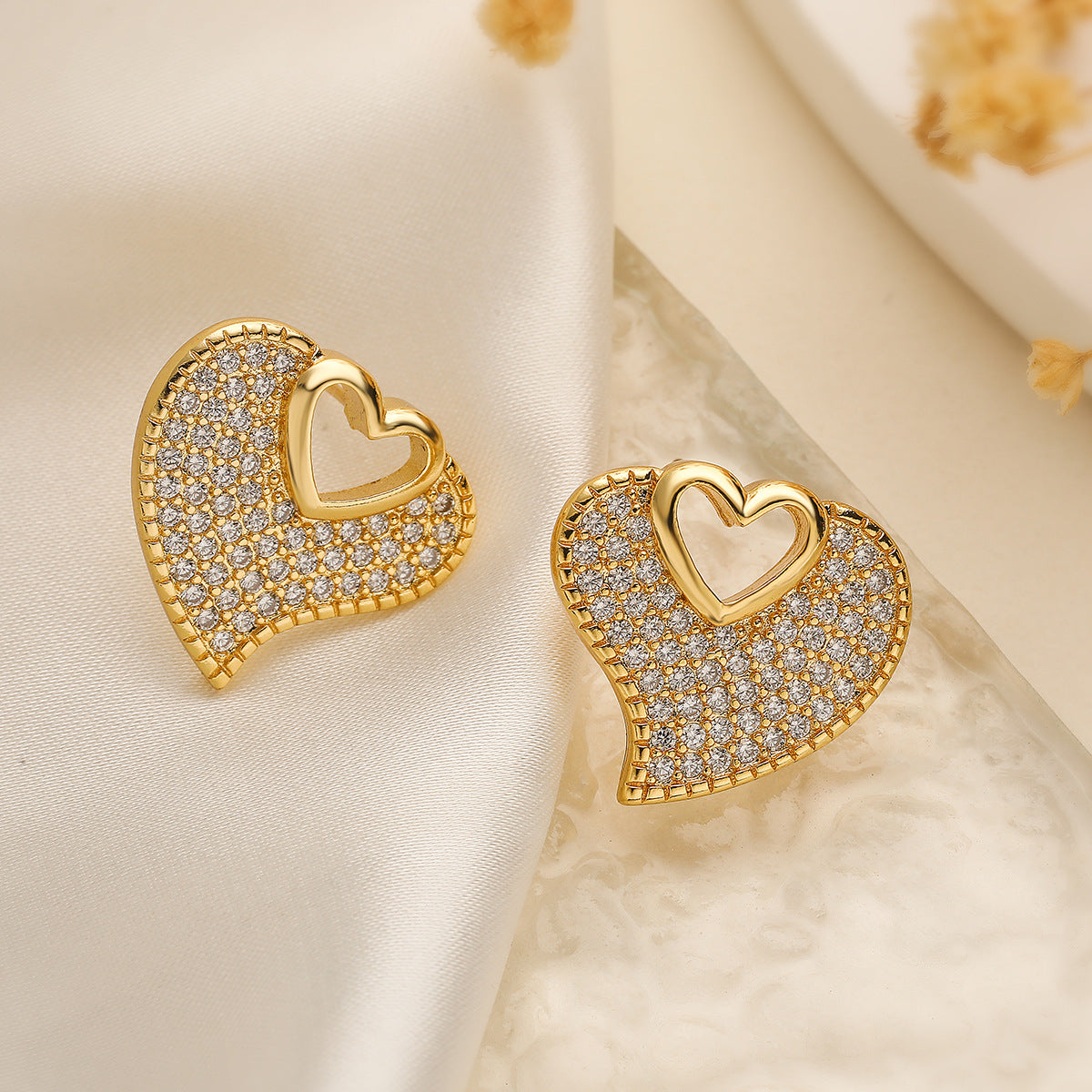 Orecchini a perno con cuore in zirconi placcati oro e rame, minimalisti e di lusso, da donna, con incastonatura a micro-pavé