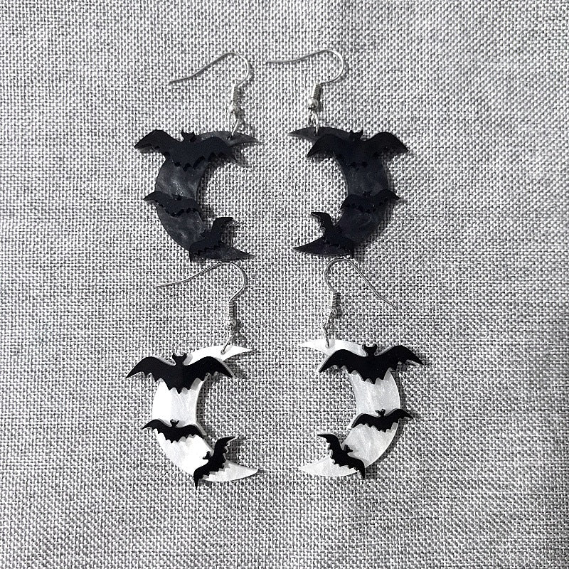 Orecchini da donna pipistrello e luna in acrilico a tema Halloween, con perni in acciaio inossidabile e dettagli intagliati