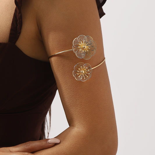 Bracciale da donna a polsino con fiore 3D traforato minimalista con finitura placcata