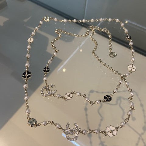 Collar floral de lujo para mujer de latón chapado en oro con esmalte de diamantes de imitación y cadena de bolas de perlas