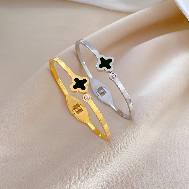 Pulsera vintage minimalista de acero de titanio con diseño étnico de la suerte