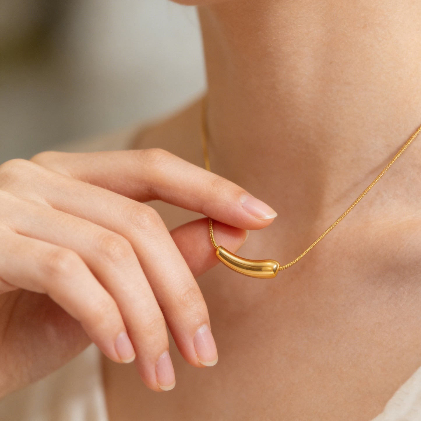 Collana con Ciondolo a Melanzana Minimalista Elegante Geometrico in Acciaio Inossidabile Placcato Oro con Catenina per Donna