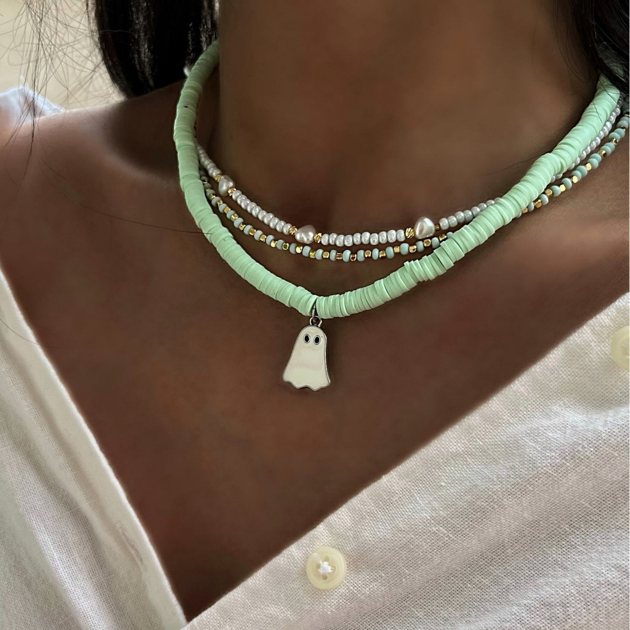 Collar colgante fantasma estilo bohemio con cuentas de arcilla polimérica en cadena regular para mujer