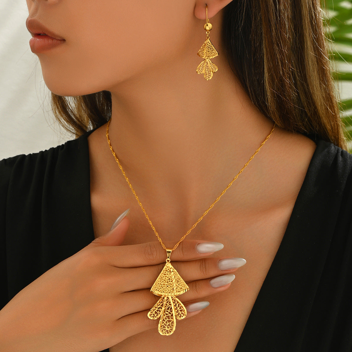 Conjunto de collar y pendientes con colgante floral de estilo lujoso para mujer en cobre con acabado chapado