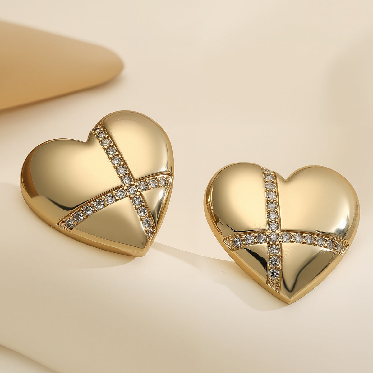Pendientes de Cobre Geométricos Minimalistas en Forma de Corazón con Microengaste para Mujer