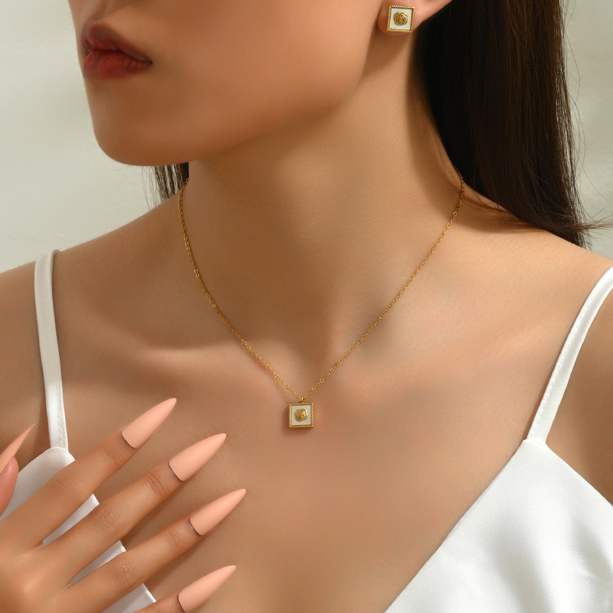 Juego de pendientes y collar de aleación grabados con rosas florales vintage para mujer con acabado de esmalte y delicada cadena de medallón