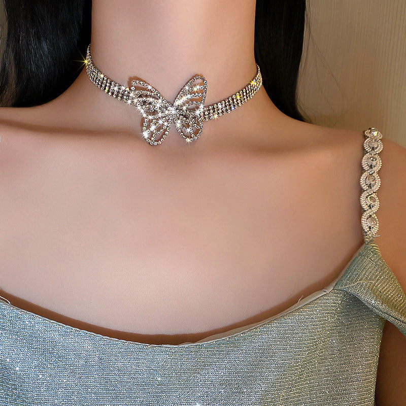 Elegante collar con colgante de lazo de diamantes de imitación y detalles de nácar perlado para mujer — Delicada cadena para clavícula en estilo de lujo minimalista y a la moda