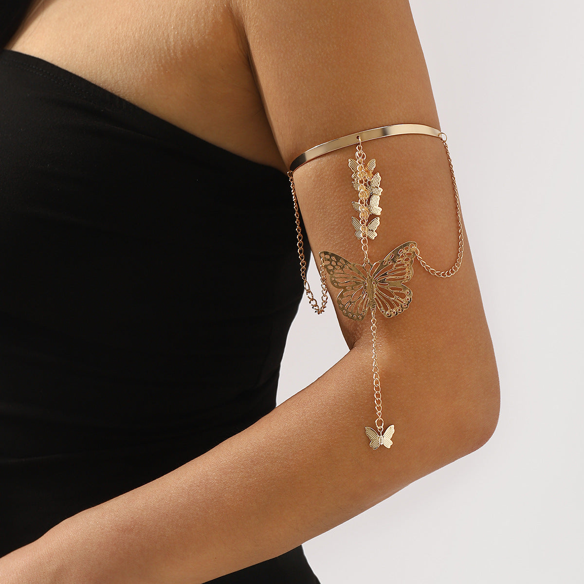 Bracciale a manetta vintage con farfalla e nappe, da donna, con design scavato e polsino regolabile in metallo aperto