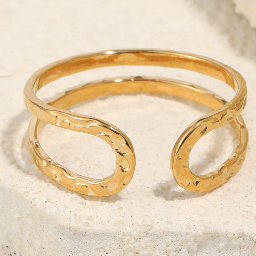 Anillo abierto geométrico minimalista de acero inoxidable chapado en oro de 18 quilates con textura martillada para mujer