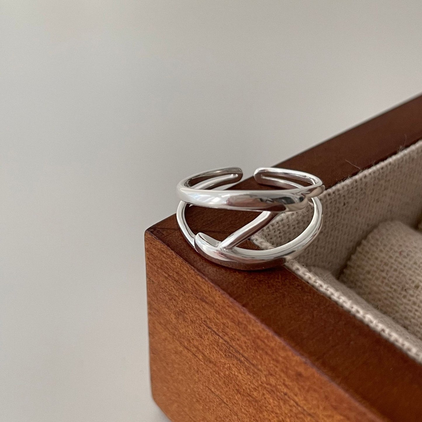 Anello da donna in argento sterling 925 con design geometrico e minimalista a linee