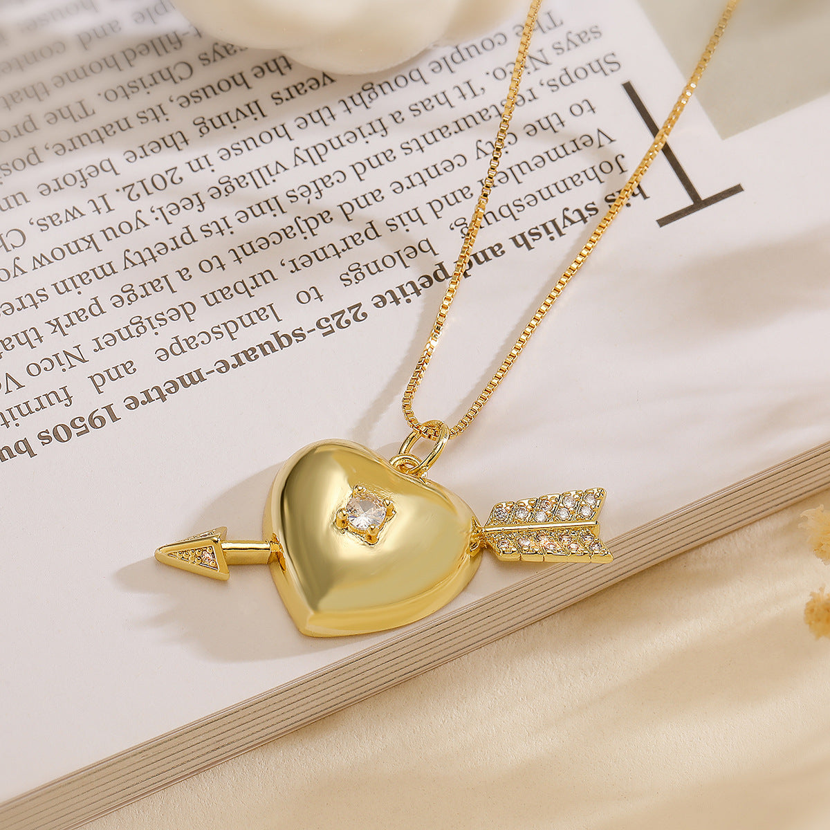 Ciondolo minimalista a forma di cuore in rame placcato oro 18K con zirconi per donna — Elegante catena per clavicola