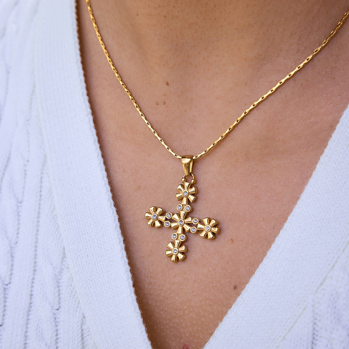 Collana con ciondolo a croce minimalista da donna in acciaio al titanio con placcatura in oro PVD sotto vuoto su catena in acciaio inossidabile