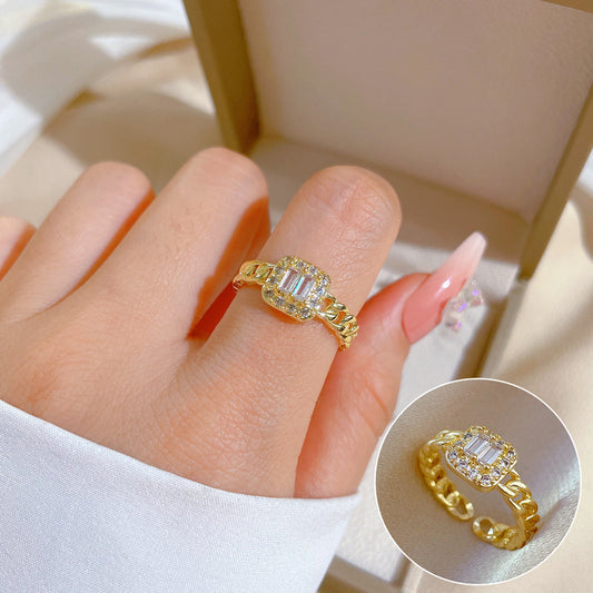 Anillo Cuadrado Minimalista para Mujer en Latón con Baño de Oro, Diseño Ligero Micro-Pavé