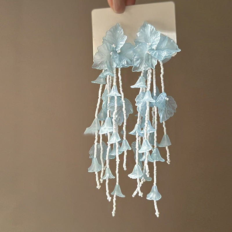 Orecchini floreali delicati con perni in argento, borchie in rame elettrolitico con nappe fluenti, estetica fresca e dolce per donna