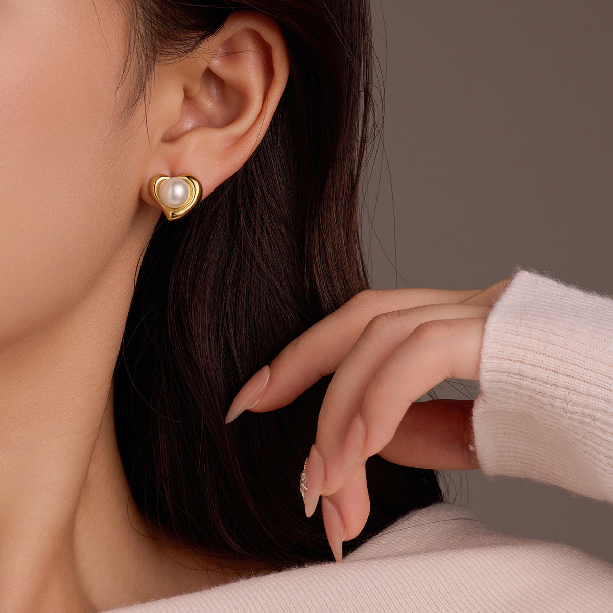 Orecchini a perno da donna vintage placcati oro in acciaio inossidabile a forma di cuore con intarsi di perle