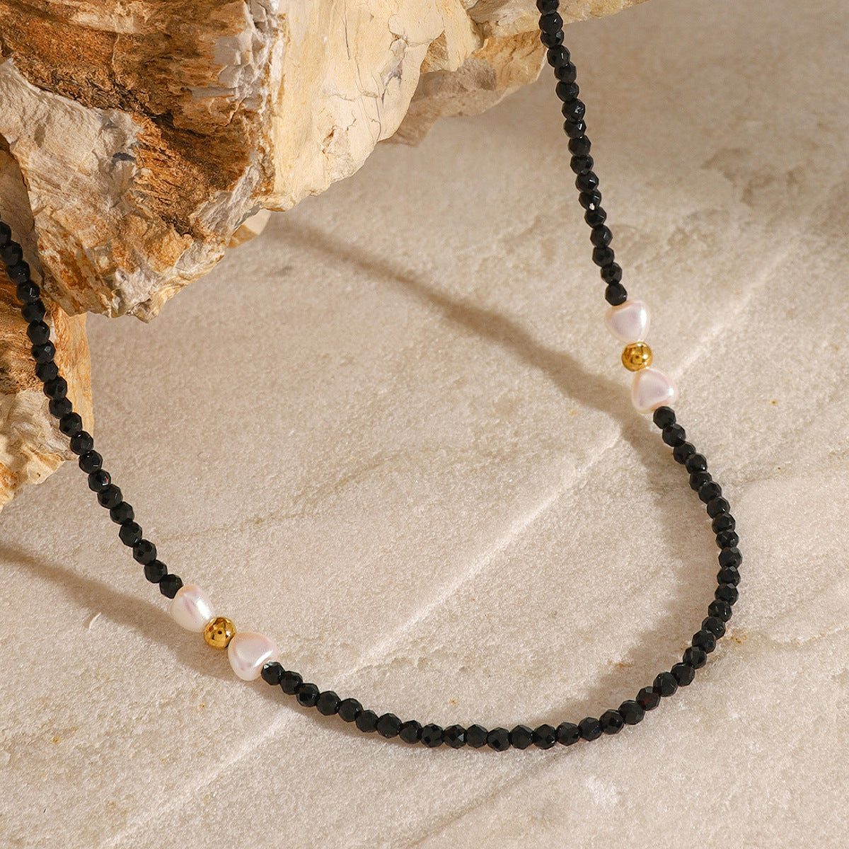 Collana con Pendente Minimalista a Cuore in Acciaio Inossidabile Nero con Accenti di Perle Simulate e Finitura Placcata per Donne